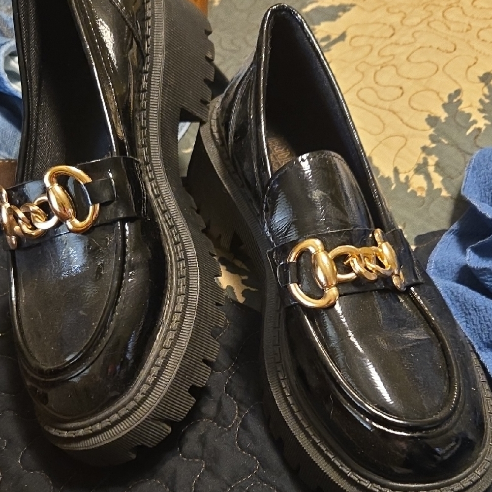 Elegant Black Loafers with Gold Chain
